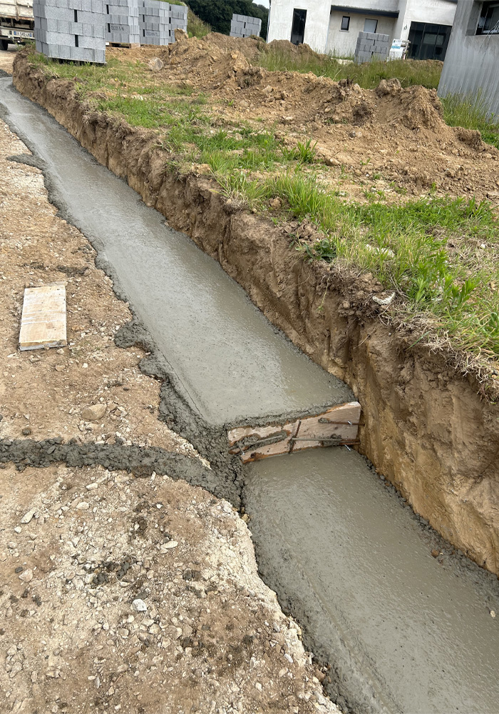 Terrassement, fondations pour mur de clôture en briques béton. Différents niveaux