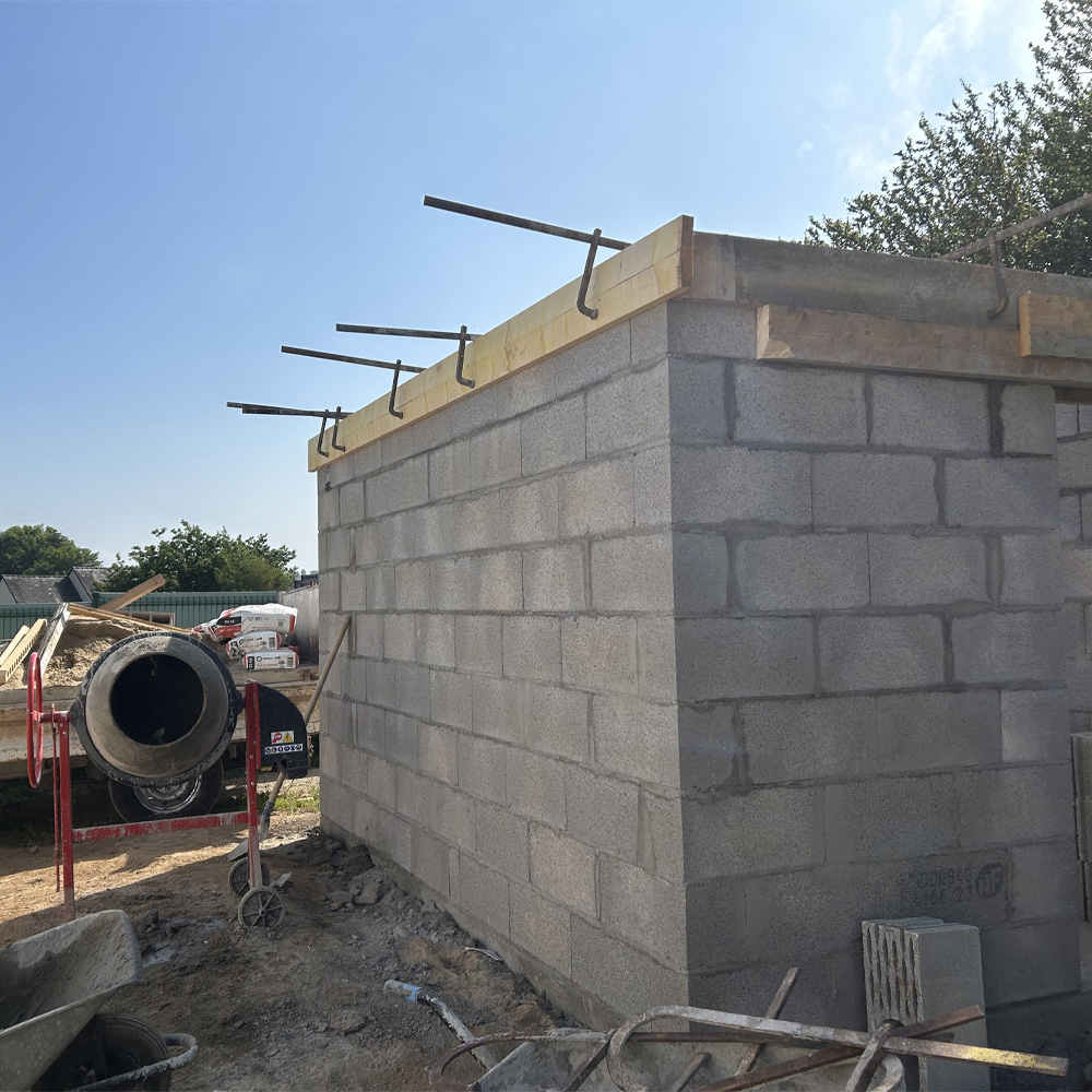 Construction d'un garage et abri de jardin en parpaings béton à Plouigneau, Finistère 29. La bétonnière.