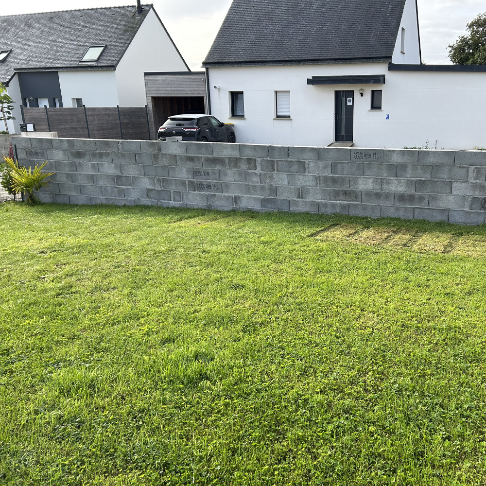 Création de murs de clôture pour jardin, en parpaing