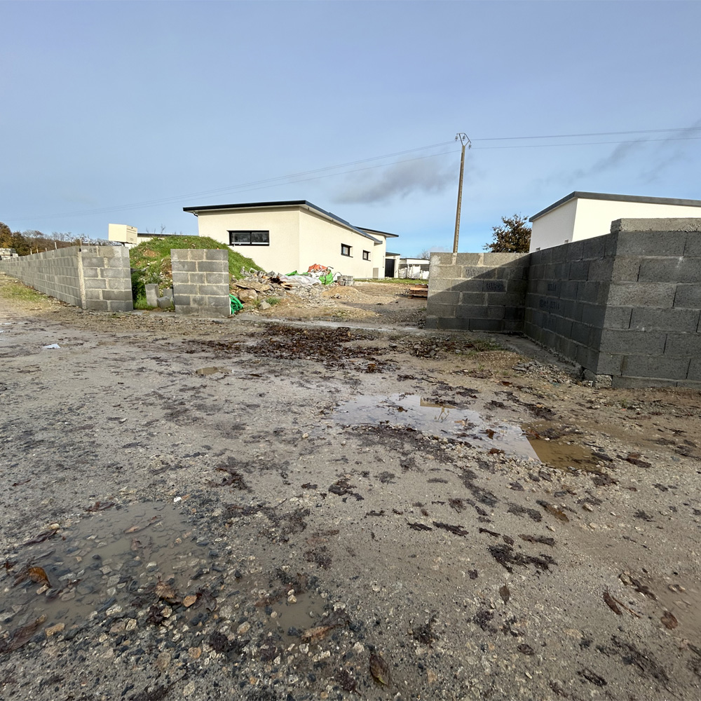 Réalisation de murs de clôture en parpaing à Plourin-lès-Morlaix (Finistère)