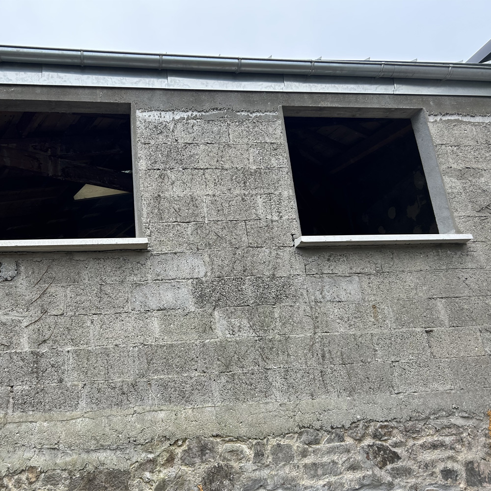 Ouverture pour fenêtres sur façade en pierres et parpaing, à Morlaix