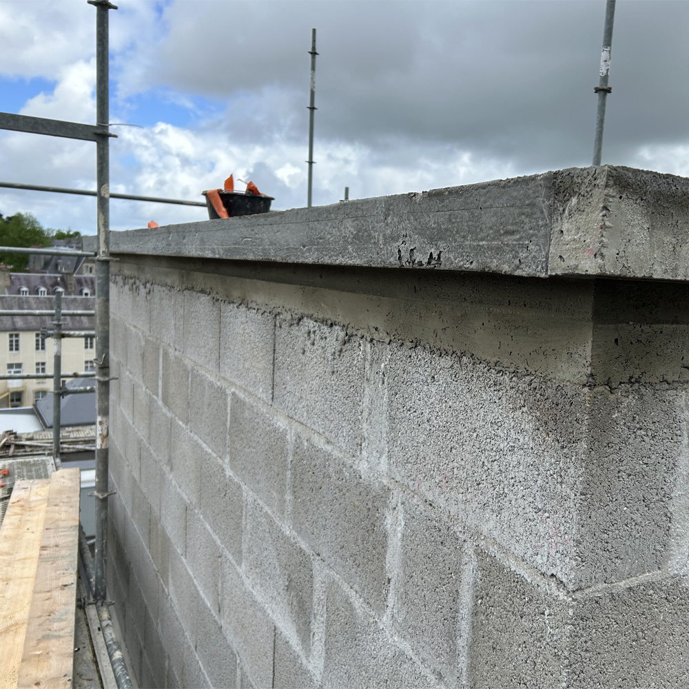 Rénovation de cheminée béton à Morlaix - Détail avec échafaudage