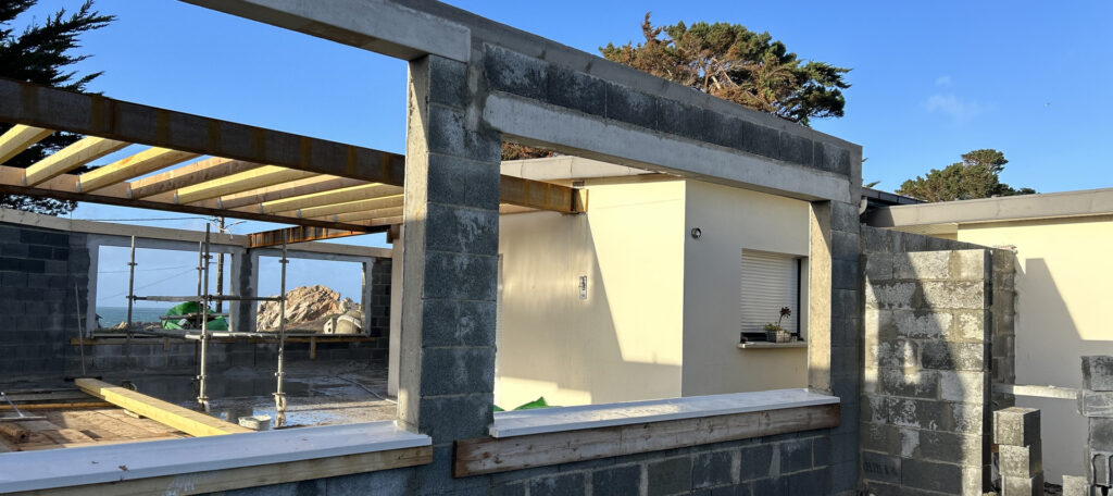 Création d'une extension pour maison à Plougasnou. Chantier avec vue sur mer !