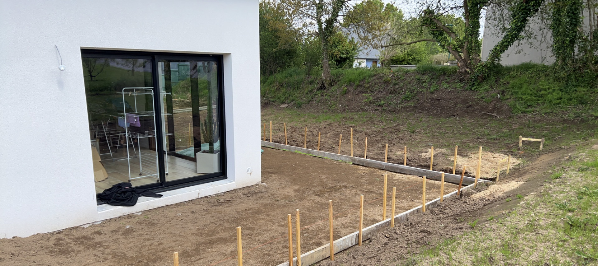 Terrassement pour future terrasse en L autour de la maison. À Morlaix.