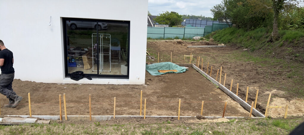 Terrassement pour future terrasse en L autour de la maison. À Morlaix. Vue 2.